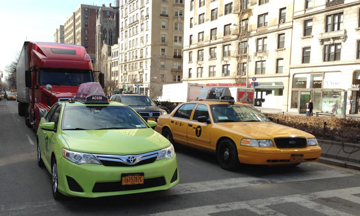 Желтое и зеленое такси в Нью-Йорке