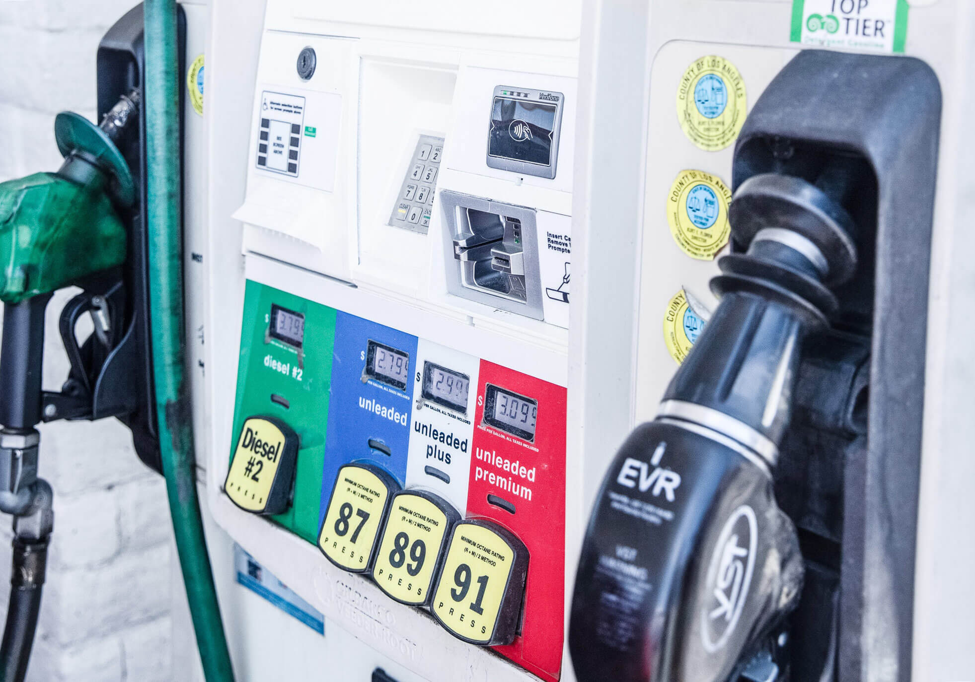 Сколько сейчас стоит  литр бензина в рублях в США в 2024 году?